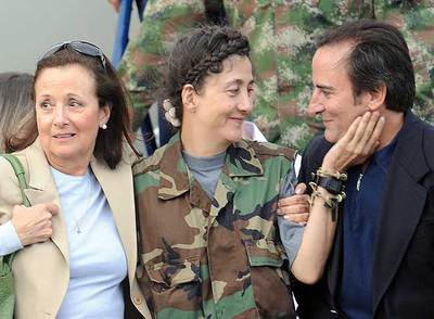 Ingrid Betancourt, entre su madre y su ya ex marido, Juan Carlos Lecompte, el día que fue liberada.