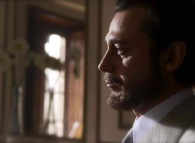 Jordi Mollà, caracterizado de Gil de Biedma en el filme  El cónsul de Sodoma. 