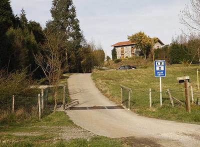 Vista del centro foral de acogida de Deba desde sus accesos.
