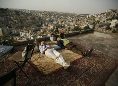 Nadim Sawalha, a la derecha, que da vida al capitán del título.