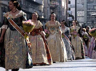 Ofrenda floral a la  Mare-de-Déu,  a su paso por la plaza de San Agustín.