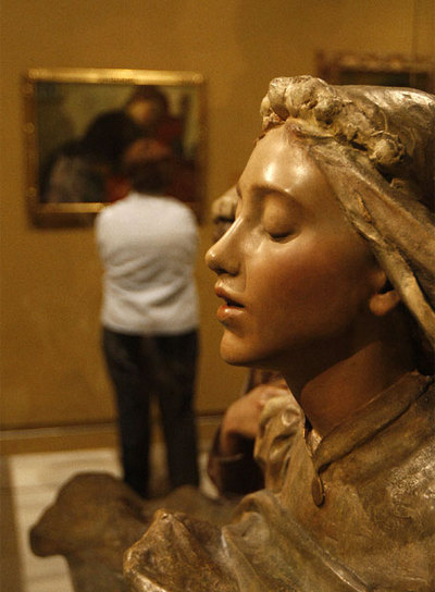 Detalle de la escultura  La primera comunión,  de Josep Llimona, en el Museo de Bellas Artes de Sevilla.