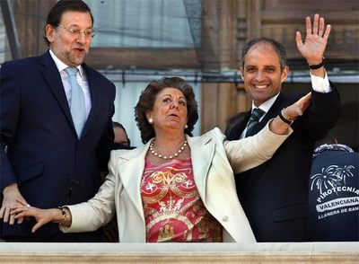 Mariano Rajoy, Rita Barberá y Francisco Camps, en el balcón del Ayuntamiento de Valencia durante la  mascletà. 