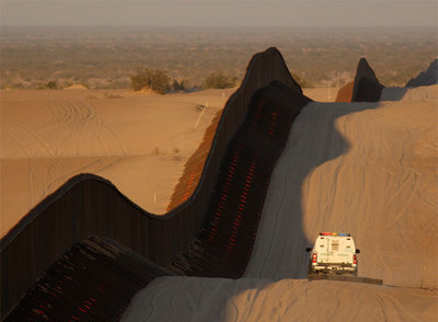 Un vehículo de la guardia fronteriza, en el desierto entre Arizona y California.