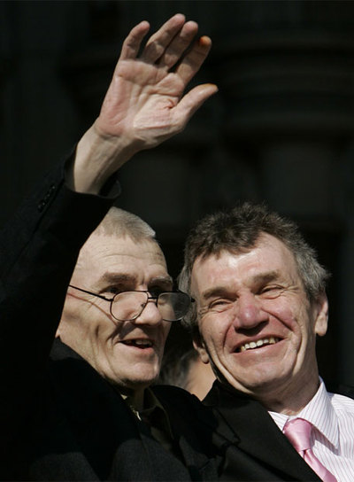 Sean Hodgson (izquierda) saluda junto a su hermano tras ser liberado.