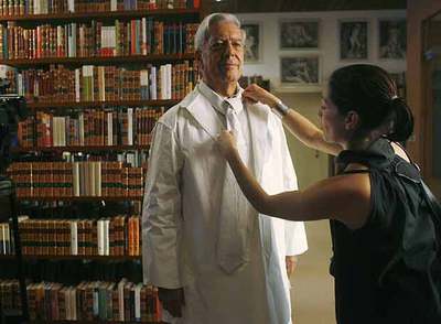 VARGAS LLOSA DEFIENDE EL PAPEL RECICLADO