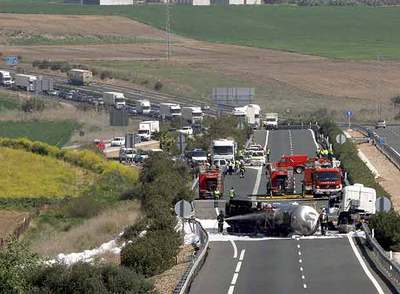 Un camión cisterna vuelca e interrumpe el tráfico ocho horas en la A-4