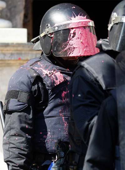 Un  mosso,  ayer, manchado de pintura en la plaza Sant Jaume