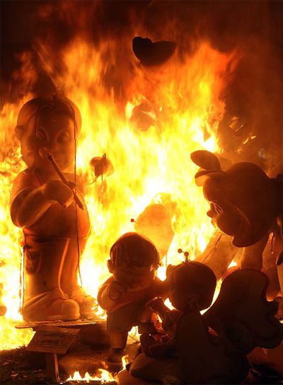 El fuego devora las Fallas de 2009