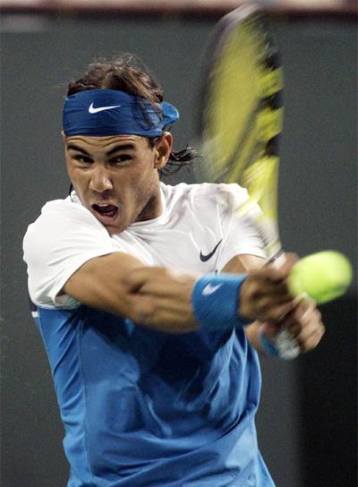 Rafa Nadal devuelve la bola ante David Nalbandian.