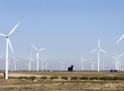 Parque eólico en La Muela (Zaragoza), municipio que ha multiplicado su población y su riqueza gracias a los molinos de viento.