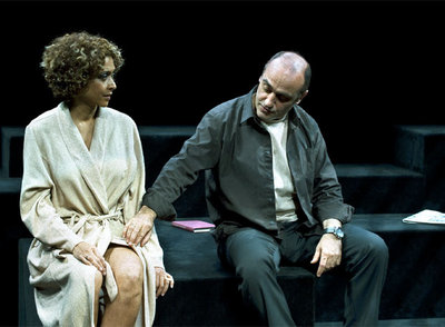 Vicenta Ndongo y Francesc Orella, en  Traició,  de Harold Pinter, con dirección de Carles Alfaro.