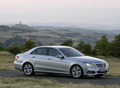 El nuevo Clase E rompe con el diseño del anterior y presenta un frontal futurista y una figura más deportiva.