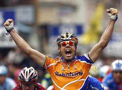 Óscar Freire, en 2007 exultante por su segunda victoria en la clásica italiana.