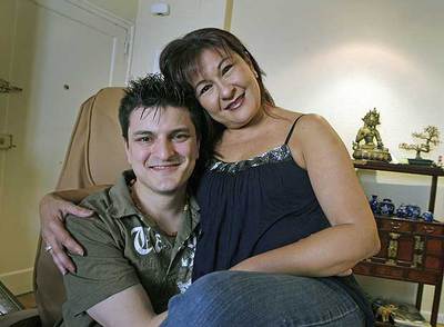 El actor Kuya Manzano con su madre.