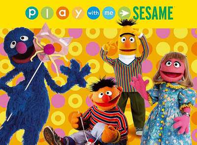 Imagen de la serie  Juega conmigo Sésamo,  con los famosos Epi y Blas, en el centro.