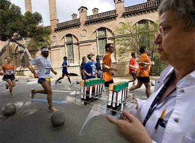 Los participantes en la Cursa Científica se cruzan con una enfermera.