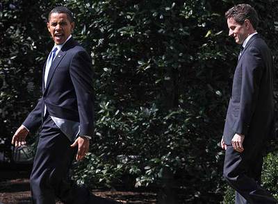 Barack Obama y Timothy Geithner pasean por los jardines de  la Casa Blanca el pasado miércoles.
