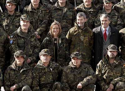 La ministra de Defensa, Carme Chacón, durante su visita a Base España, a 80 kilómetros de Pristina, el jueves pasado.