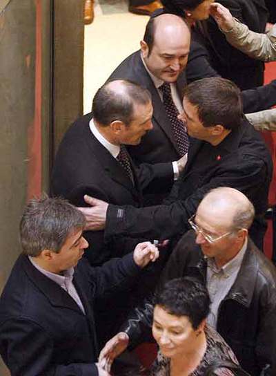 Ibarretxe (segundo por la izquierda) y Otegi se saludaron ayer en la capilla ardiente de Gorka Agirre. En primer término, Jone Goirizelaia.
