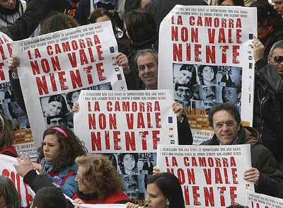 Manifestantes contra las mafias muestran carteles en los que puede leerse: 