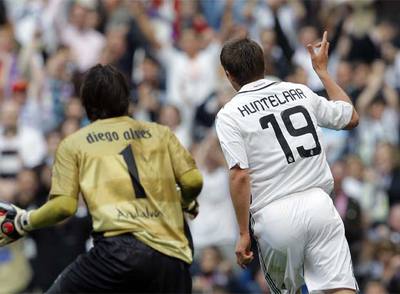 Huntelaar celebra la consecución de un gol mientras Alves se lamenta.