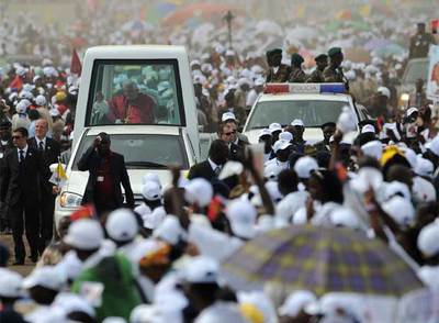 Benedicto XVI clama contra la corrupción y el tribalismo en Angola