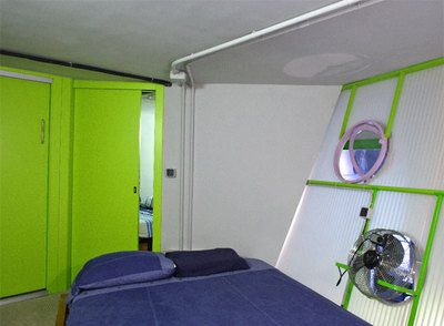 Un dormitorio de la  Tupper Home .