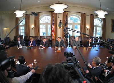 Obama (en el centro) explica en la Casa Blanca el plan de rescate financiero arropado por su equipo económico.