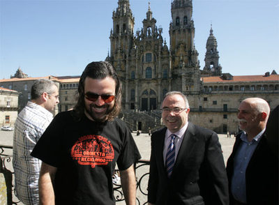 Pau Donés y el alcalde de Santiago, Xosé Sánchez Bugallo, en la presentación de la Fundación +árboles.