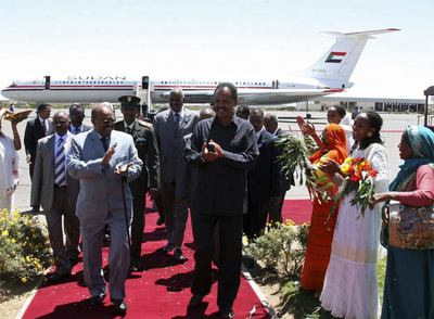 Al Bashir (izquierda) y el presidente eritreo, Afwerki, en Asmara.