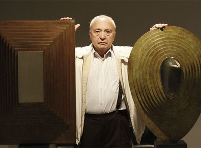 Kieff Antonio Grediaga, junto a las obras  The lady's head  (1985) y  The warrior's head  (1985) en el Museo de la Ciudad.