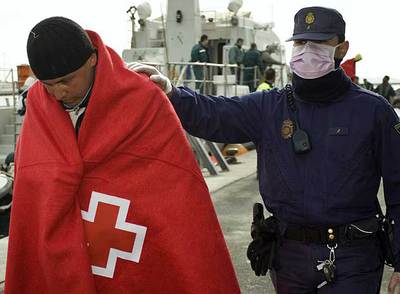 El hermano de un inmigrante avisó sobre una patera a la deriva