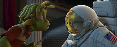 Lem, al que pone voz Justin Long  (La jungla de cristal 4),  observa anonadado a Chuck, el astronauta que dobla Dwayne Johnson  (El rey Escorpión),  en un fotograma de  Planet 51.  