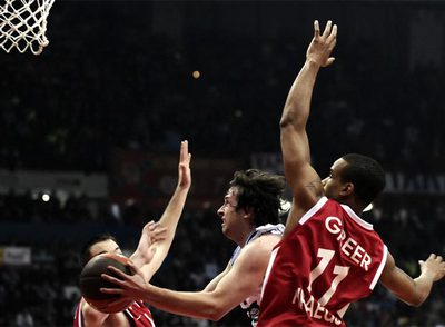 Raúl López penetra a canasta entre dos rivales.