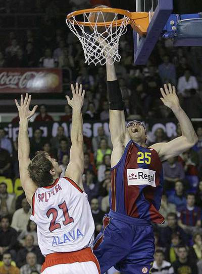 Santiago trata de palmear ante la oposición de Splitter.