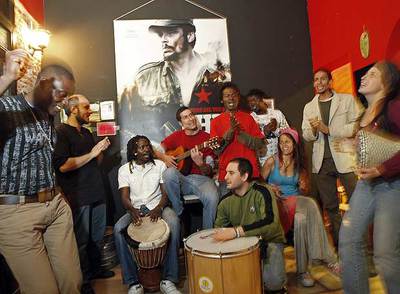Algunos integrantes del grupo Madera de Cayuco ensayan en un local de Lavapiés.