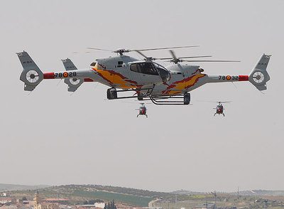 La base de Armilla celebra con acrobacias la visita del Rey