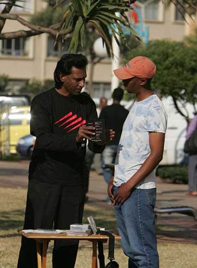 Un  Wizzkid  habla con un cliente.