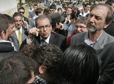 Un centenar de estudiantes impide el paso al rector en Alicante