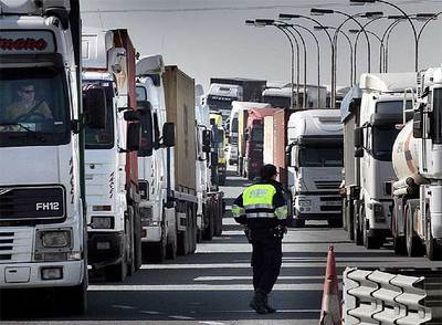 Largas colas de camiones al retomar la actividad el puerto de Valencia