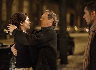 Desplechin abraza a Chiara Mastroianni en presencia de Melvin Poupaud en el rodaje de  Un cuento de Navidad. 