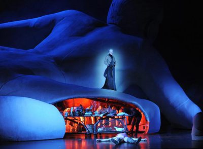 Nig Liang, como Mescalina, sobre la figura femenina que centra la escenografía de  El gran macabro. 