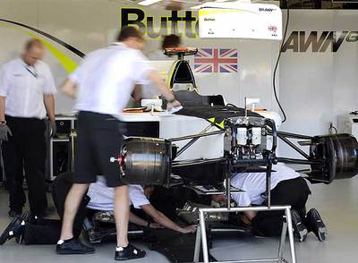 Los mecánicos de Brawn GP trabajan en su monoplaza ayer en Melbourne.