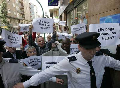 Protesta en Elche mientras Ricardo Costa  (número dos  de Camps en el PP) daba una rueda de prensa.