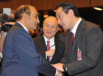 El surafricano Abdul Samad Minty (izquierda) y el japonés Yukuiya Amano (centro), ayer en Viena.
