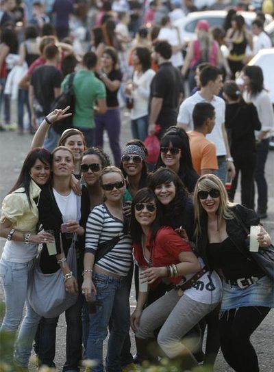 'Botellón' de primavera en Sevilla