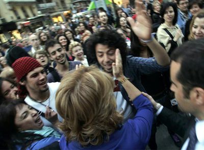 Esperanza Aguirre (de espaldas) se encara con uno de los ciudadanos que la increpaban.