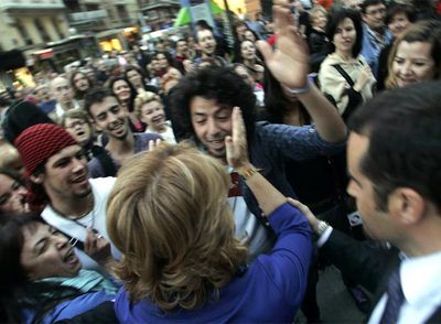 Un grupo de personas increpa a Esperanza Aguirre en la calle de Fuencarral durante  la celebración de la Noche de los Teatros.