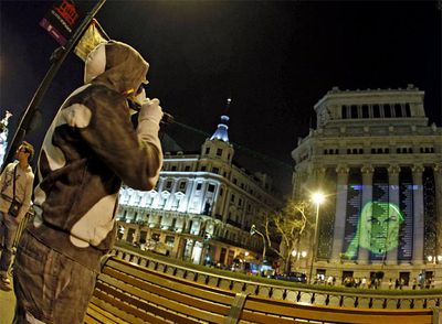 Iluminaciones  graffiteras  sobre el edificio del Instituto Cervantes, en la calle de Alcalá.